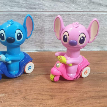 JU038	Juguete COCHE CON FIGURA DE STICH (2 COLORES)
